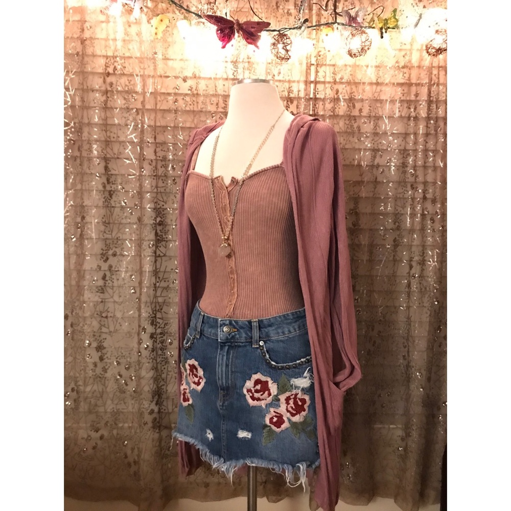 🌷Free People embroidered denim mini skirt🌸